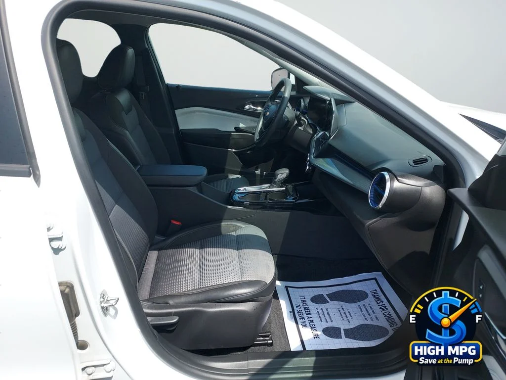 Used 2025 White Chevrolet LT image 19