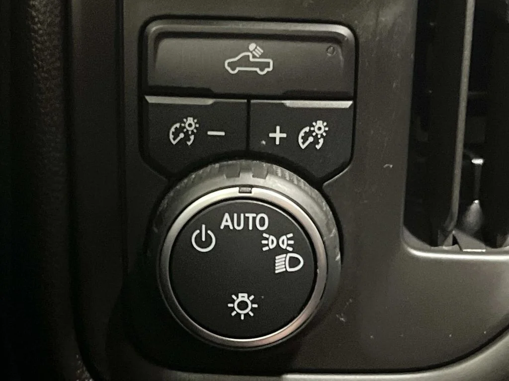 Used 2021 SHADOW GRAY METALLIC Chevrolet Custom image 25