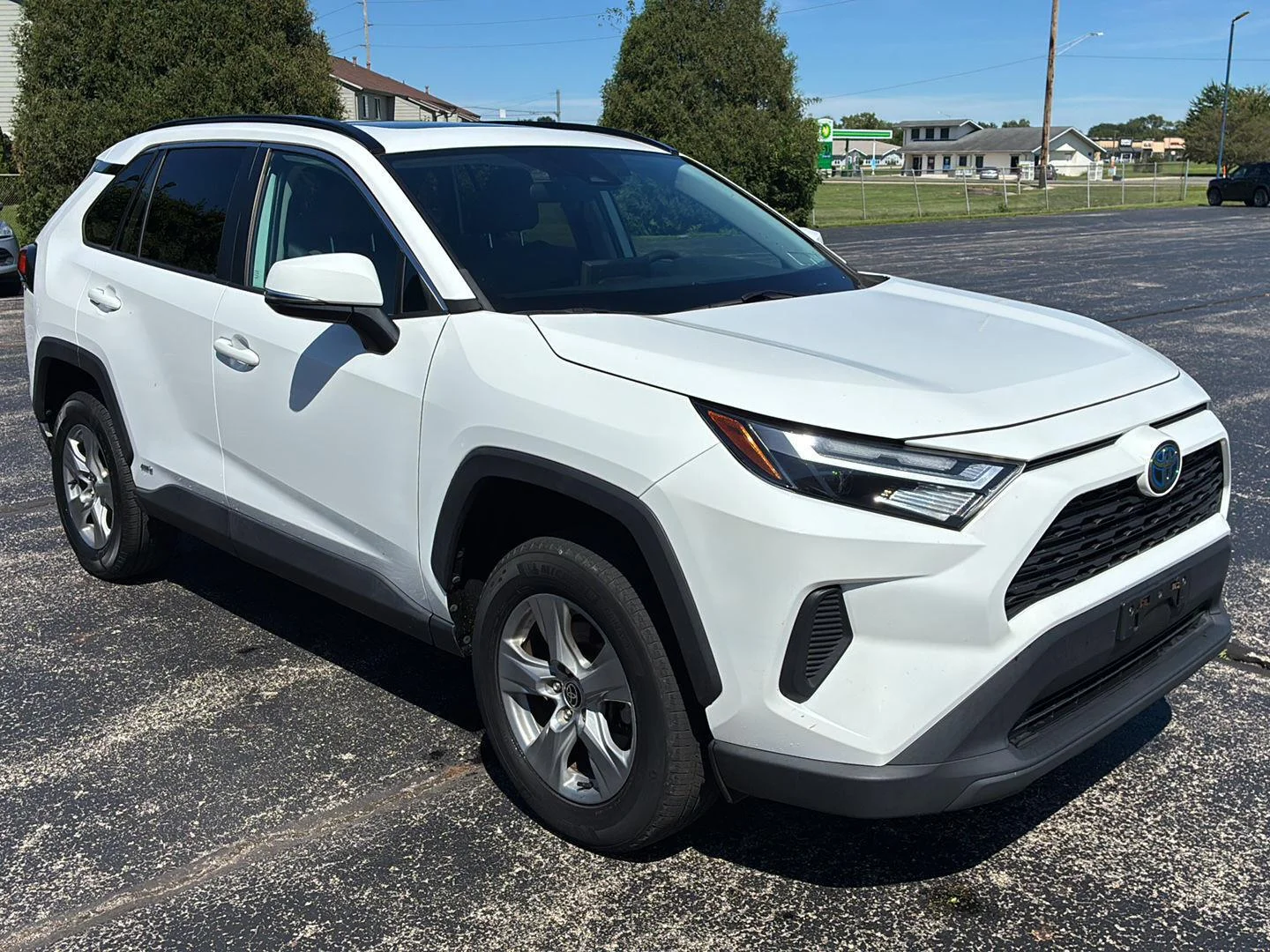 Used 2022 White Toyota XLE image 6