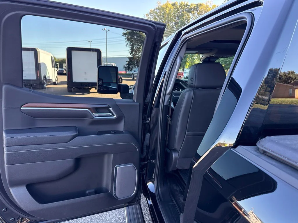 Used 2025 Onyx Black GMC Denali image 17