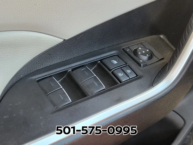 Used 2025 Silver Sky Metallic TOYOTA XLE PREMIUM FWD image 33