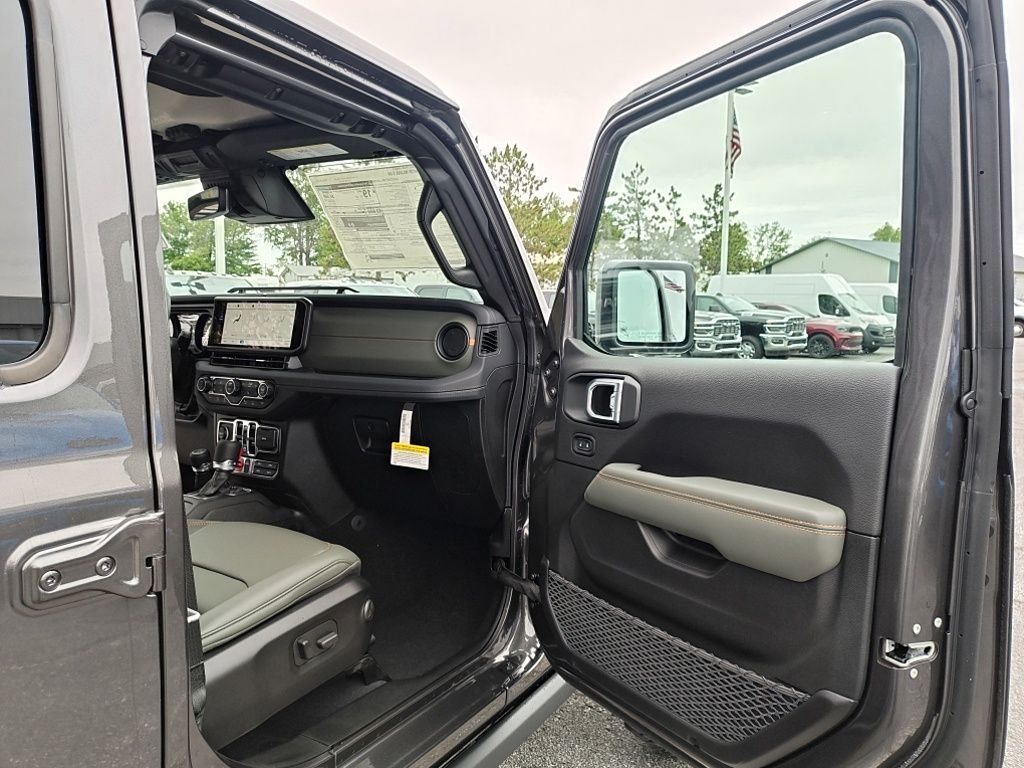 New 2026 Granite Crystal Metallic Clear-Coat Exterior Paint Jeep Mojave X image 37