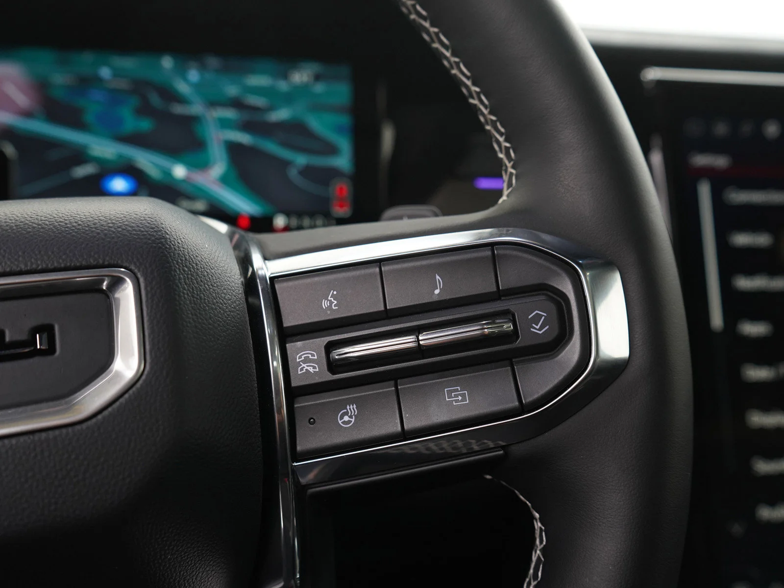 Used 2025 White Frost Tricoat GMC Denali image 27