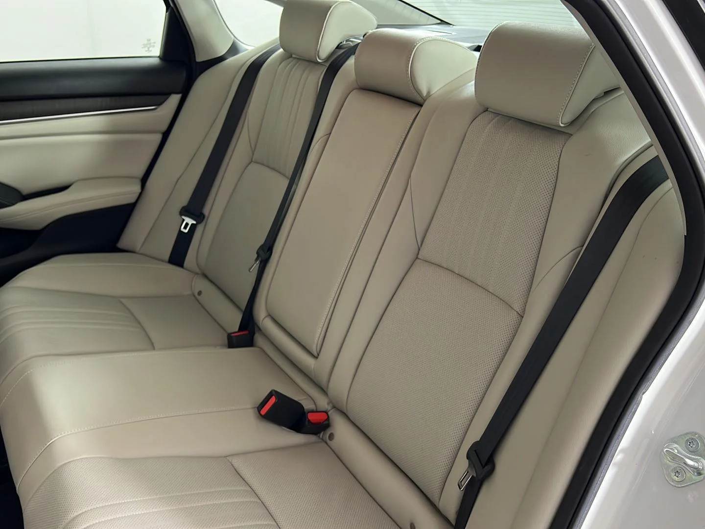 Used 2021 Platinum White Pearl Honda EX-L image 4