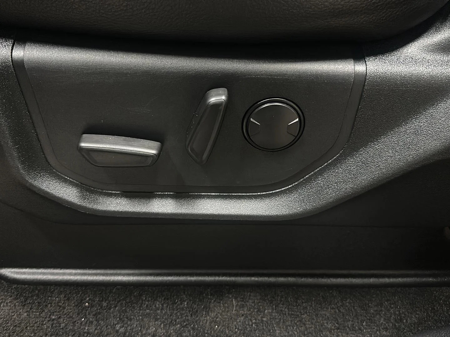 Used 2019 Agate Black Metallic Ford LARIAT image 16