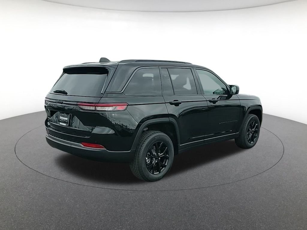 New 2026 Diamond Black Crystal Pearlcoat Jeep Altitude image 5