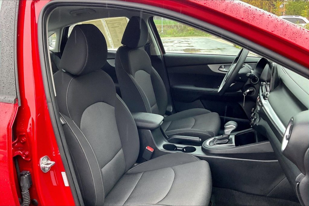 Used 2023 Red Kia LXS image 6
