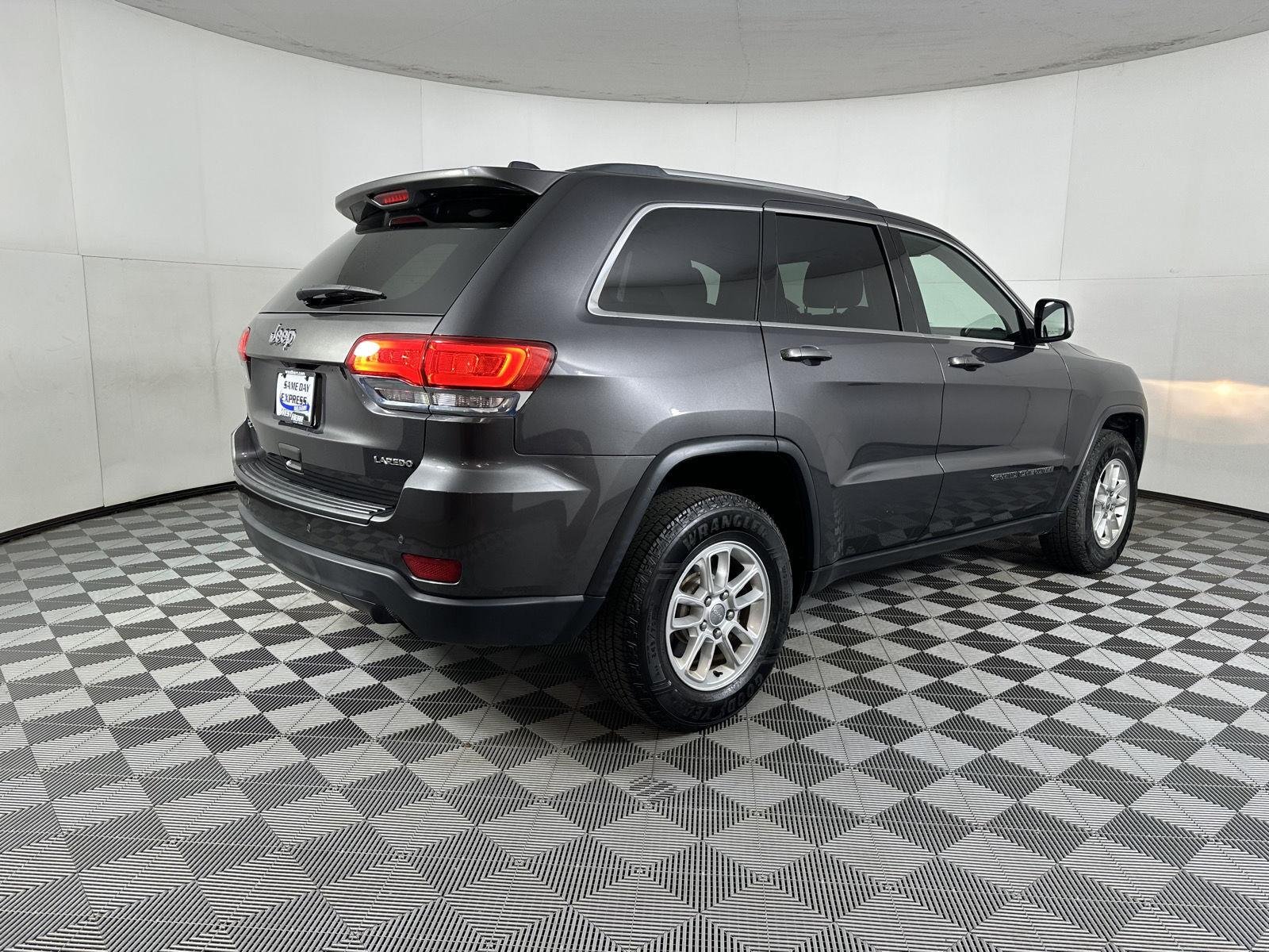 Used 2018 Granite Crystal Metallic Clearcoat Jeep Laredo E image 22
