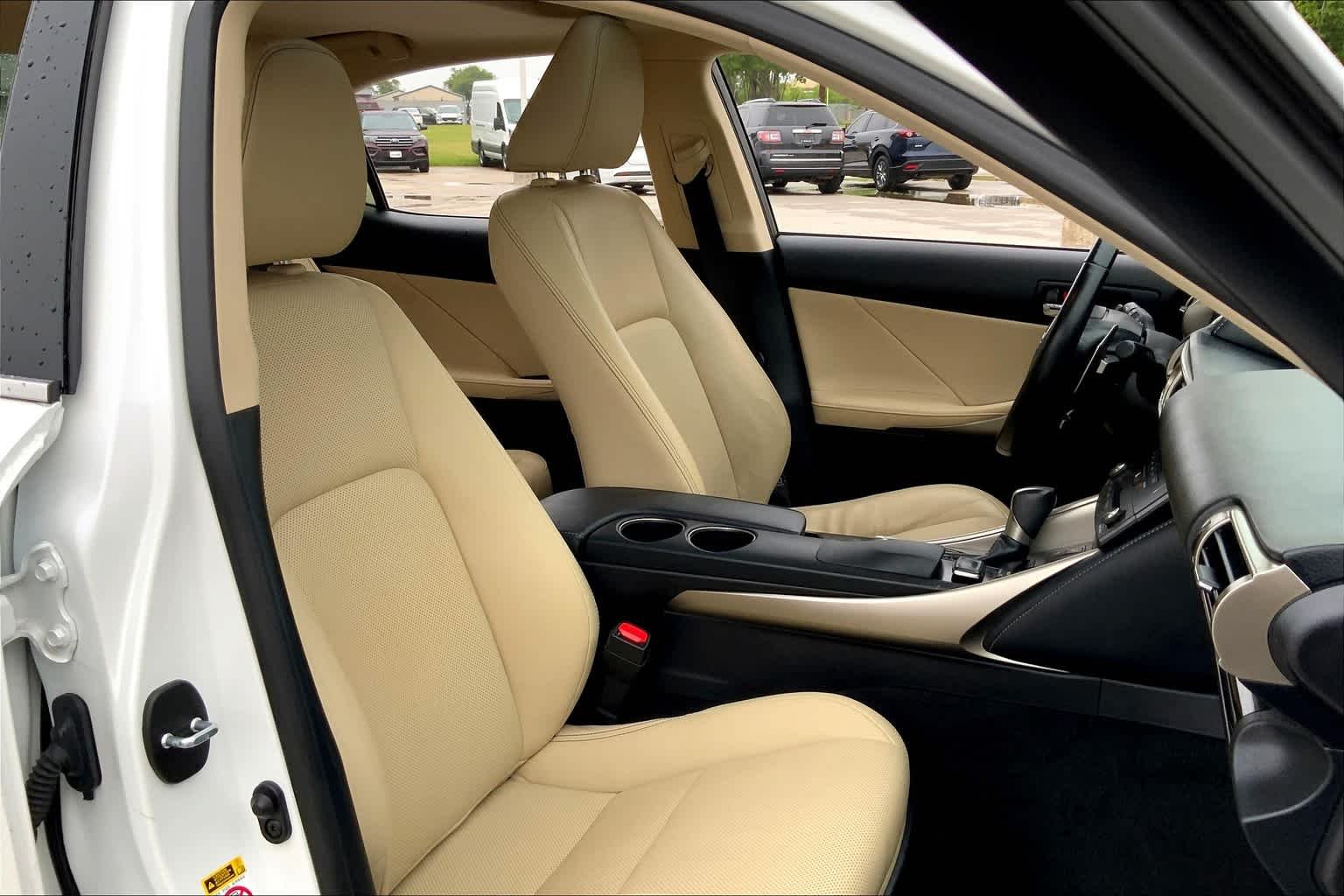 Used 2015 Starfire Pearl Lexus  image 9