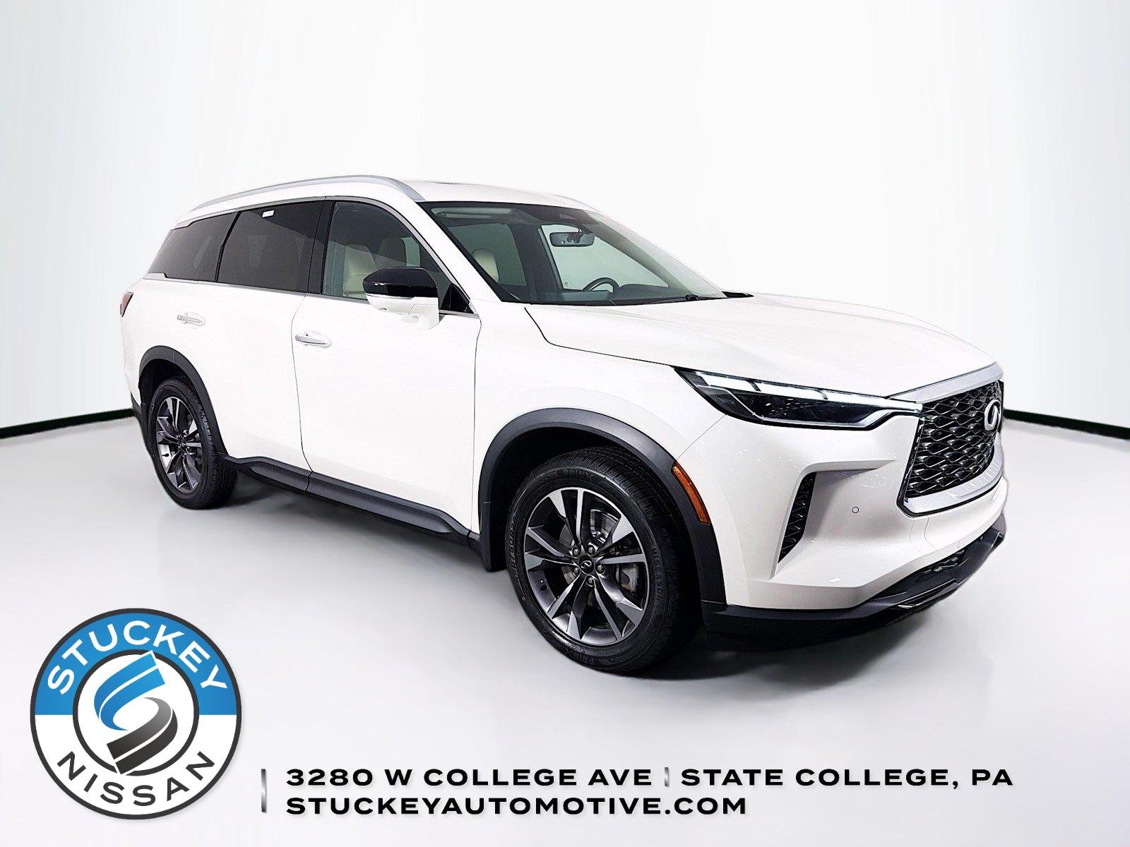 Used 2023 Majestic White INFINITI LUXE image 1
