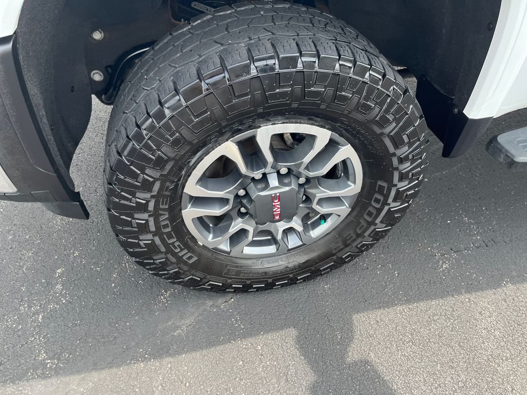 Used 2024 White GMC SLE image 9