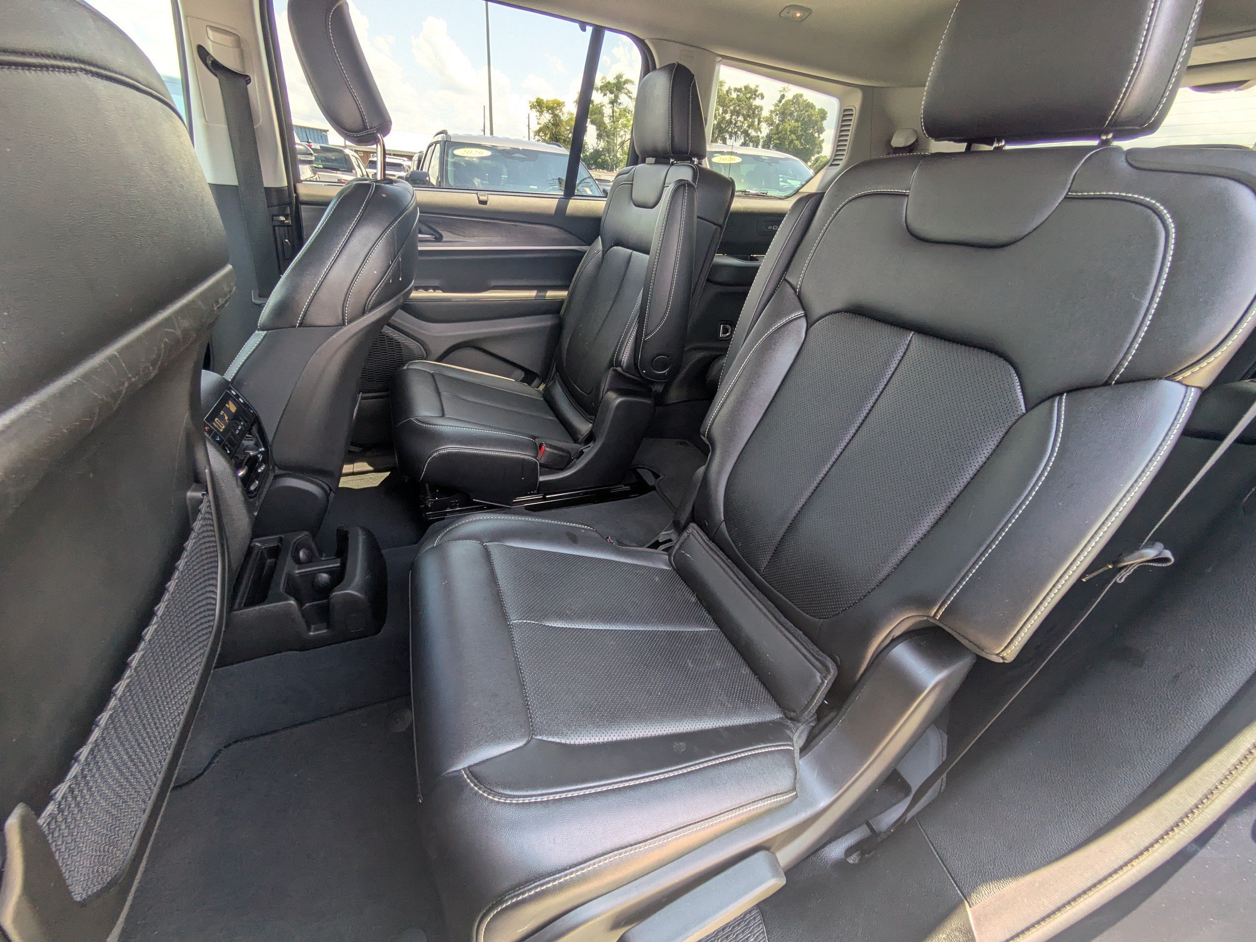 Used 2023 Midnight Sky Jeep Limited image 14