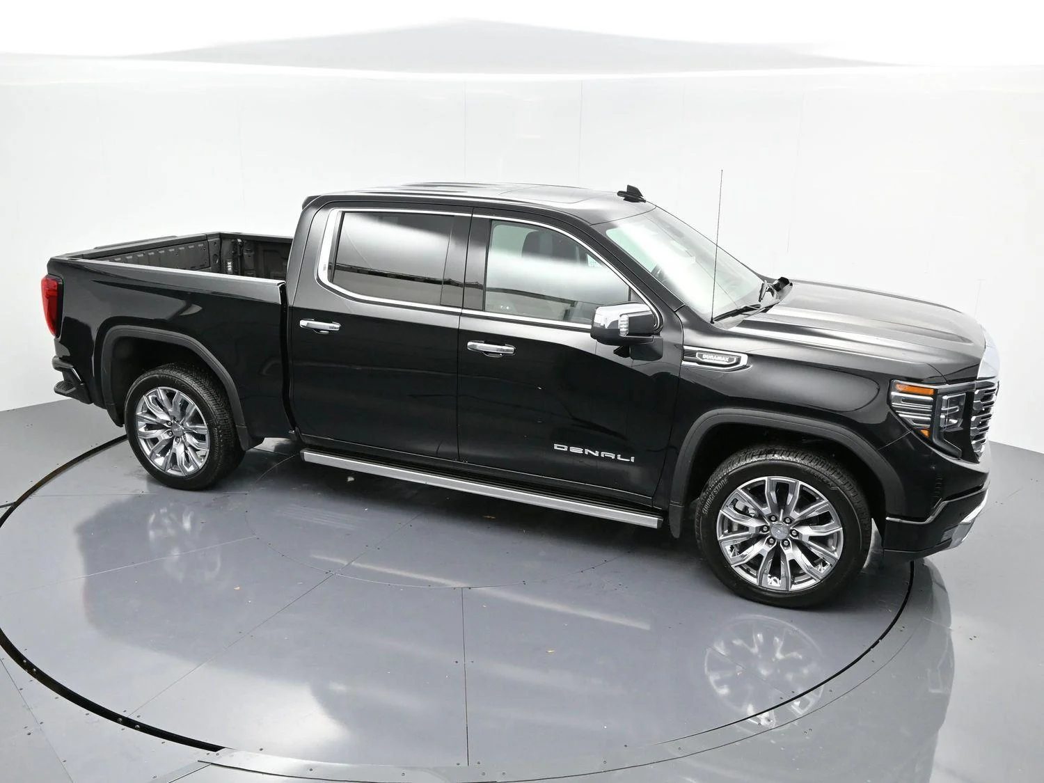 Used 2025 Onyx Black GMC Denali image 35