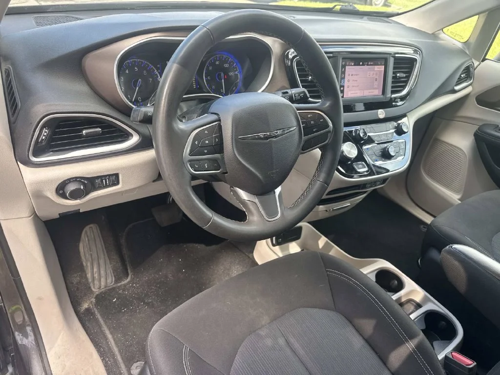 Used 2023 Gray Chrysler LX image 33