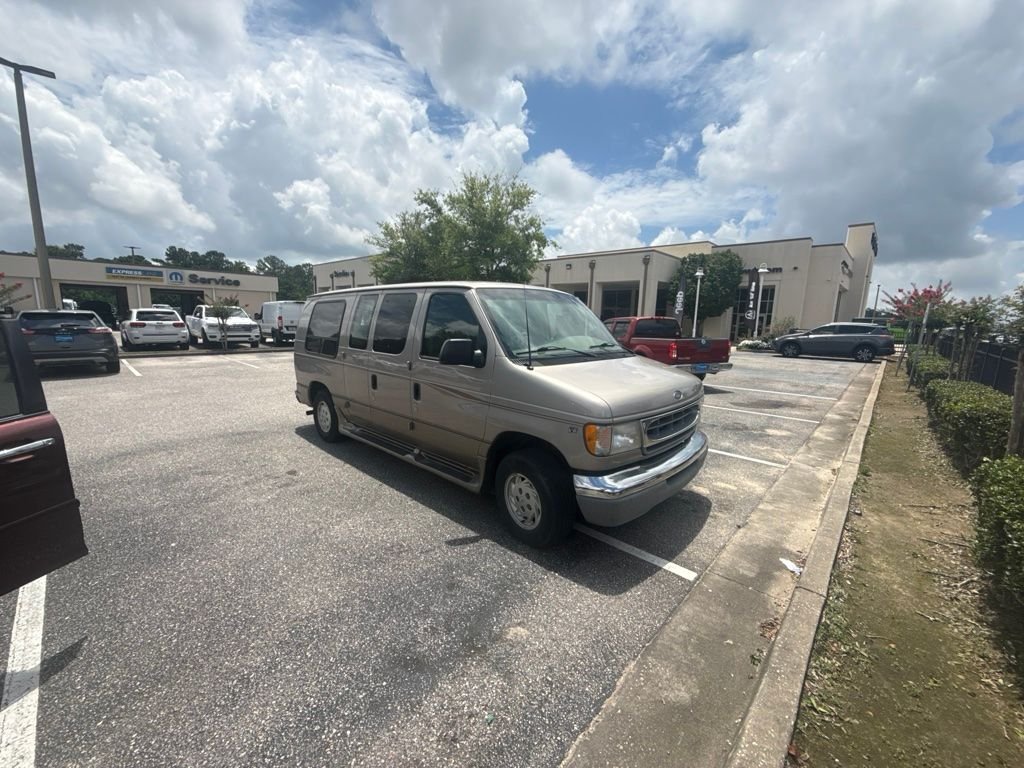 2001 Ford E-Series E-150 Van's photo