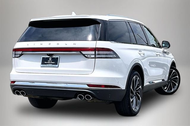 Used 2023 White Lincoln Reserve image 4