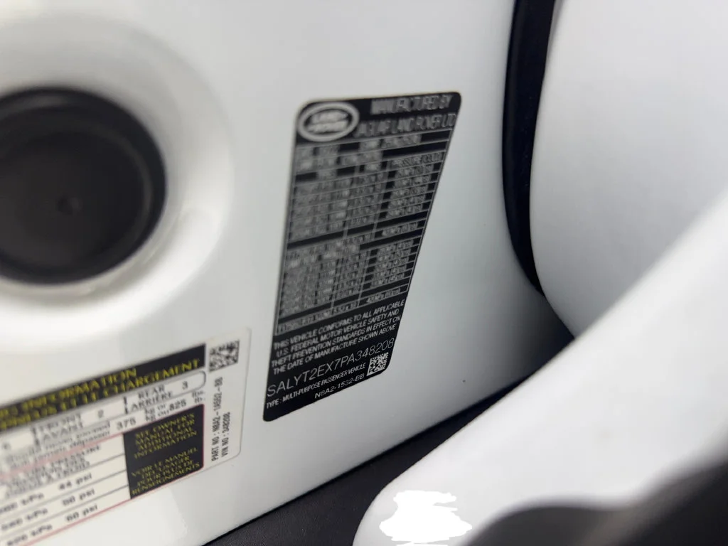 Used 2023 White Land Rover R-Dynamic S image 92