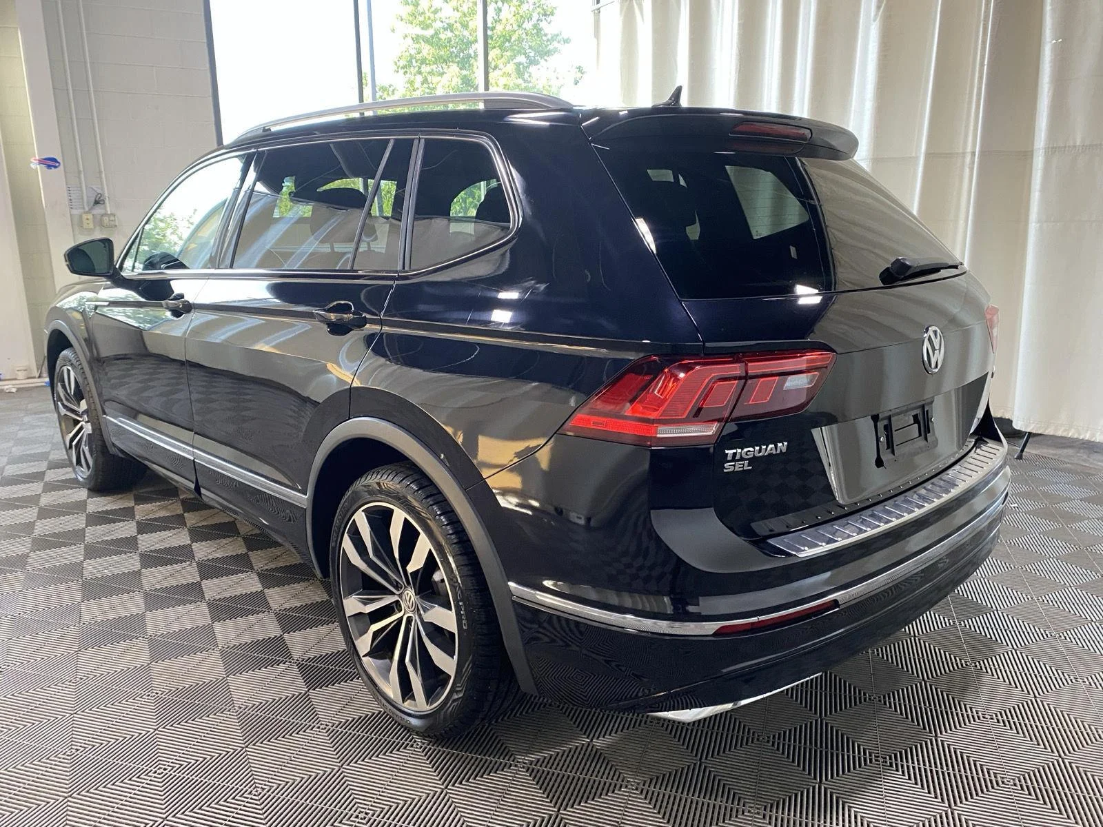 Used 2020 Deep Black Pearl Volkswagen SEL Premium R-Line image 11