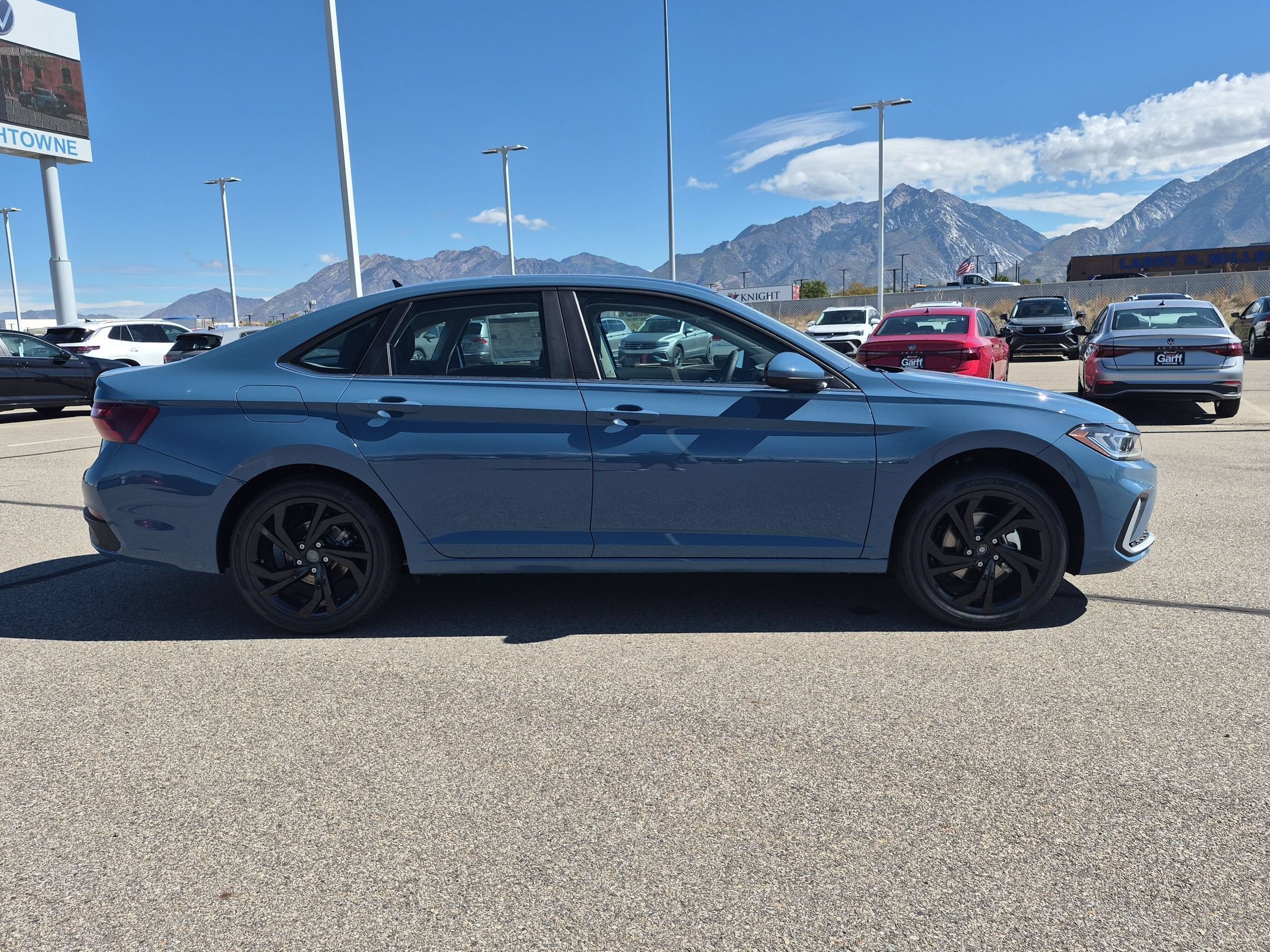 New 2027 Monterey Blue Pearl Volkswagen SE image 2