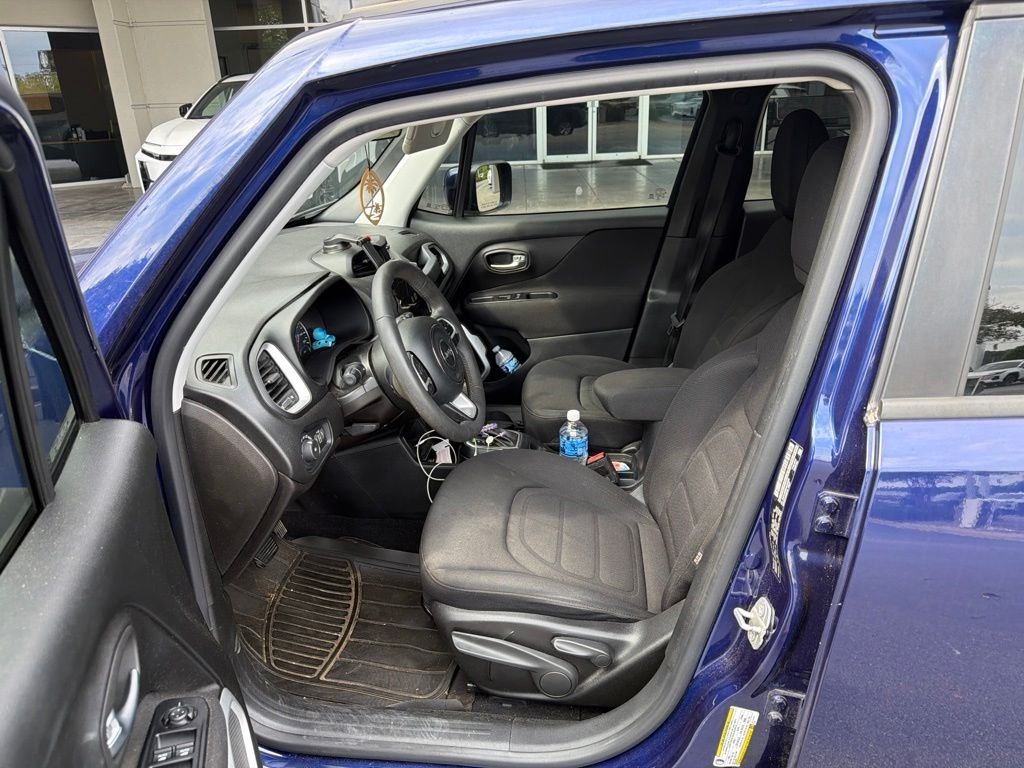 Used 2018 Blue Jeep Latitude image 4