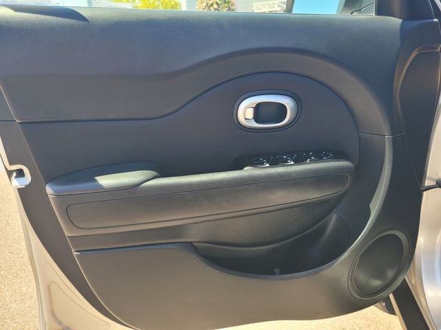 Used 2017 Silver Kia Plus image 18