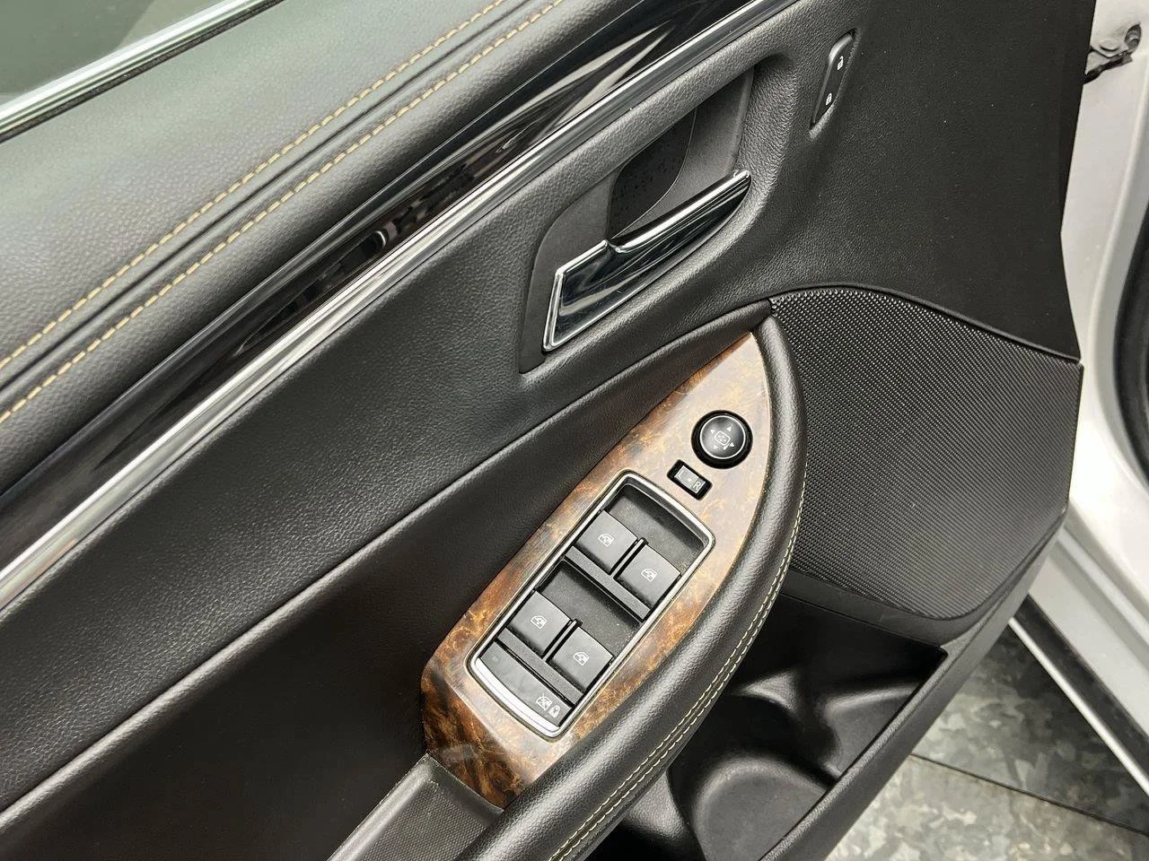 Used 2015 SILVER ICE METALLIC Chevrolet LT image 7