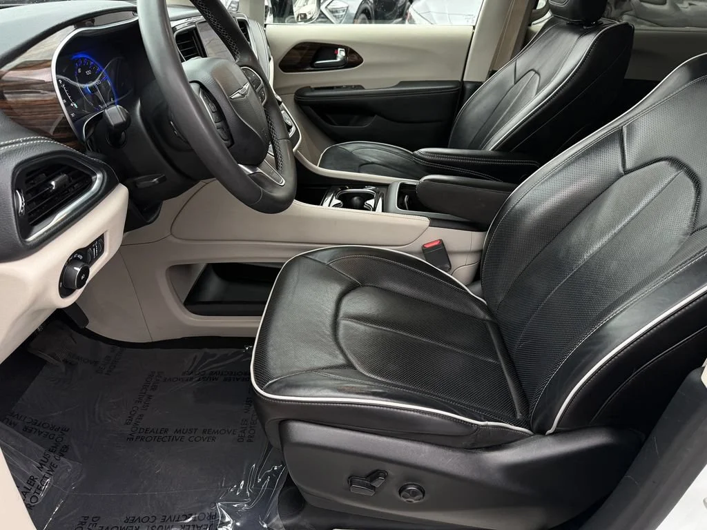 Used 2023 White Chrysler Limited image 24