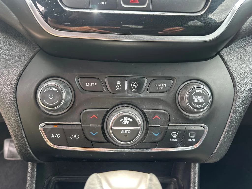 Used 2019 White Jeep Limited image 13