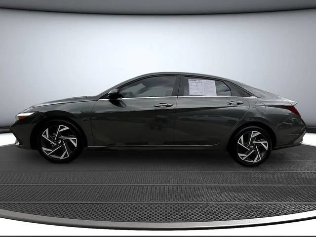Used 2025 Gray Hyundai SEL Convenience image 4
