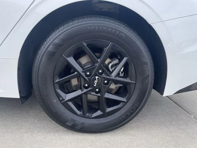 2025 Kia K5 LXS - Photo 33
