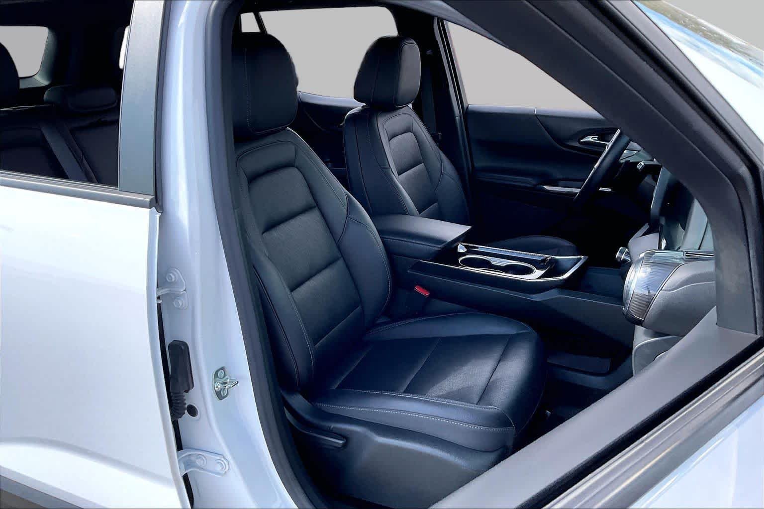 Used 2025 Summit White Chevrolet FWD LT image 9