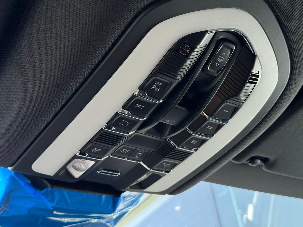 2025 Porsche Macan - Photo 46