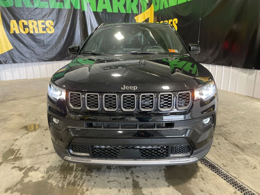 New 2026 Diamond Black Crystal Pearlcoat Jeep Latitude Altitude image 2