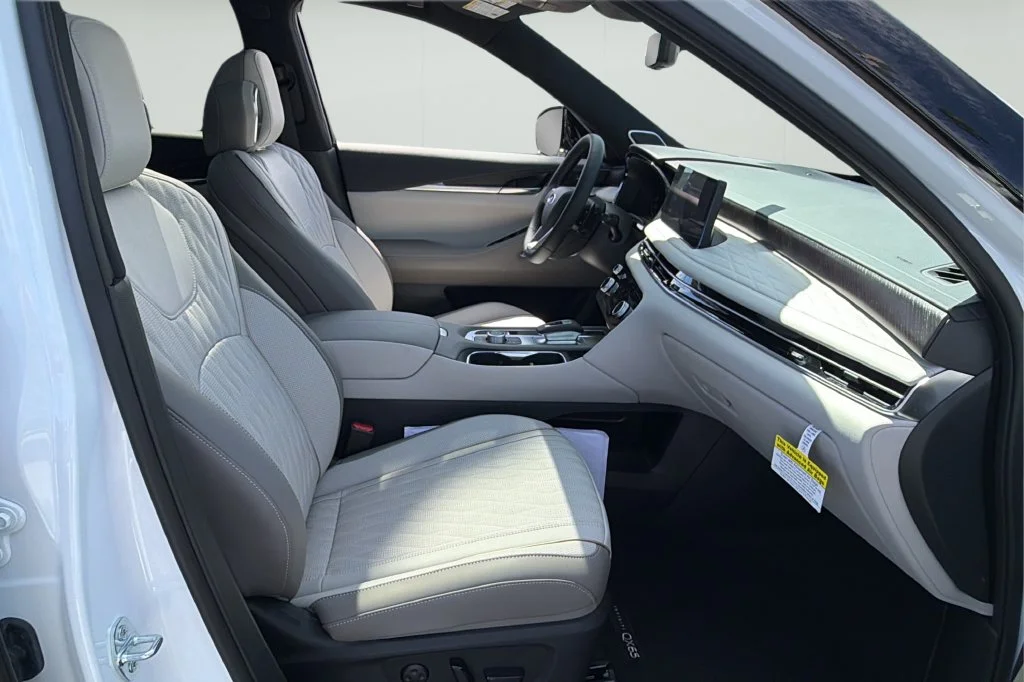 New 2027 2T RAD WHT INFINITI Autograph AWD image 14