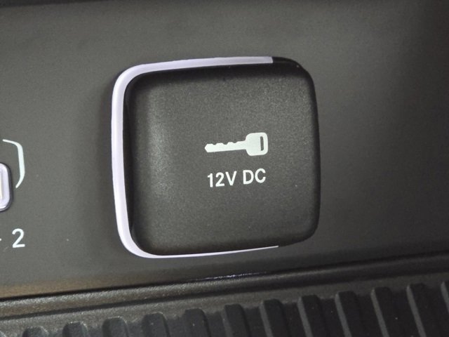 New 2026 Diamond Black Crystal Pearl-Coat Exterior Paint Jeep Laredo Altitude image 15