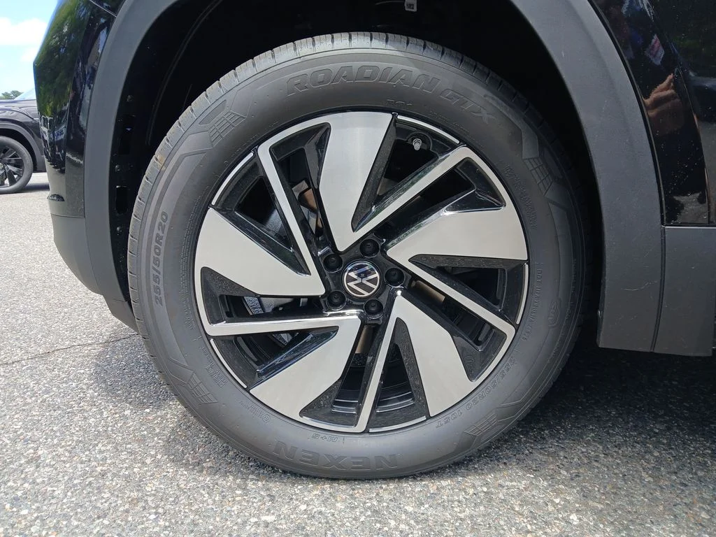 New 2026 Black Volkswagen 2.0T SE w/Technology image 26