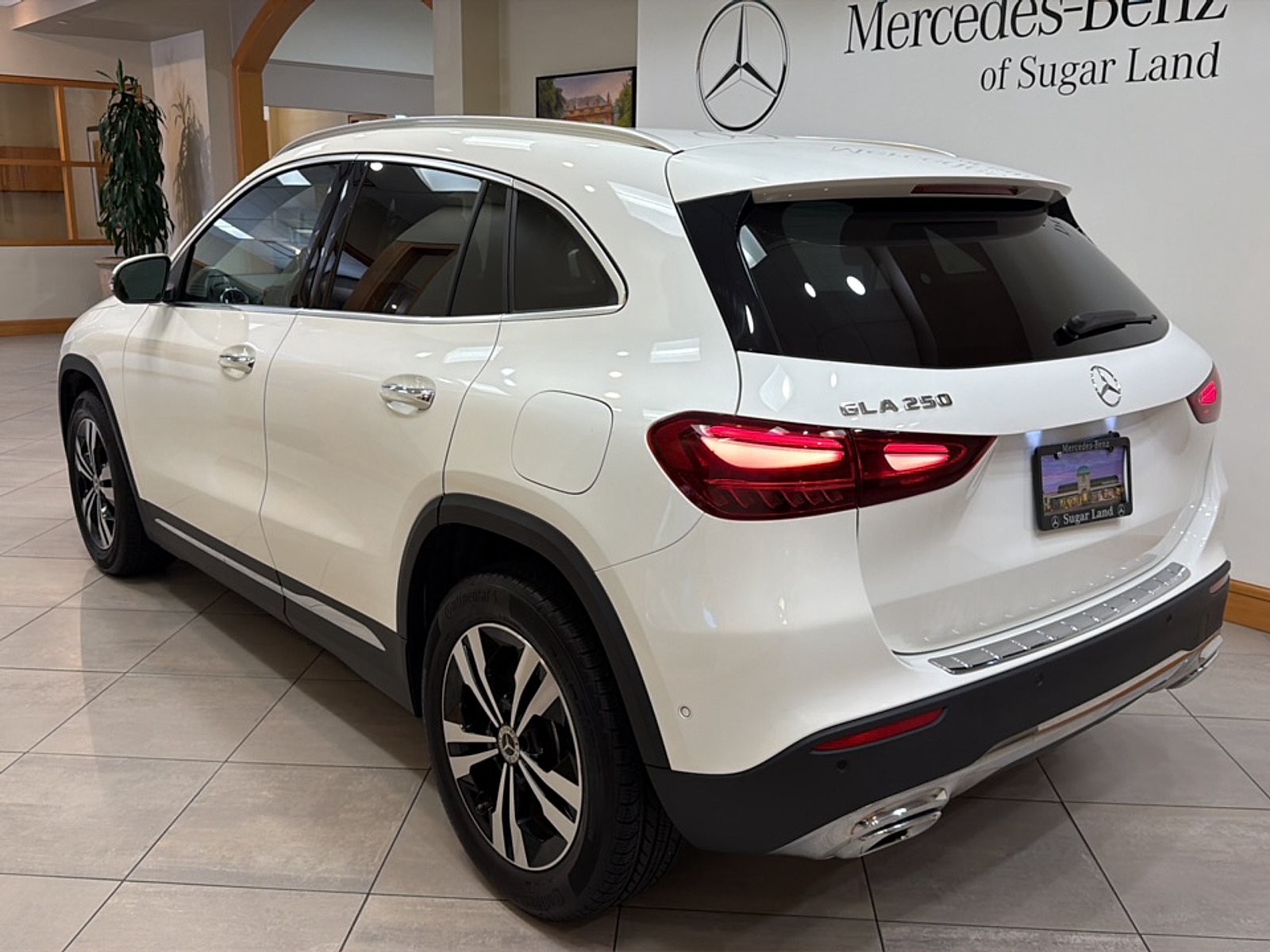 Certified Used 2025 Polar White Mercedes-Benz 4MATIC® image 4