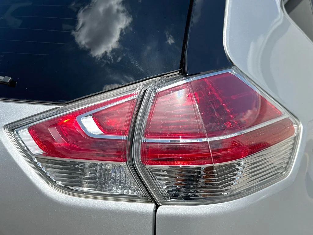 Used 2014 Silver Nissan SV image 31