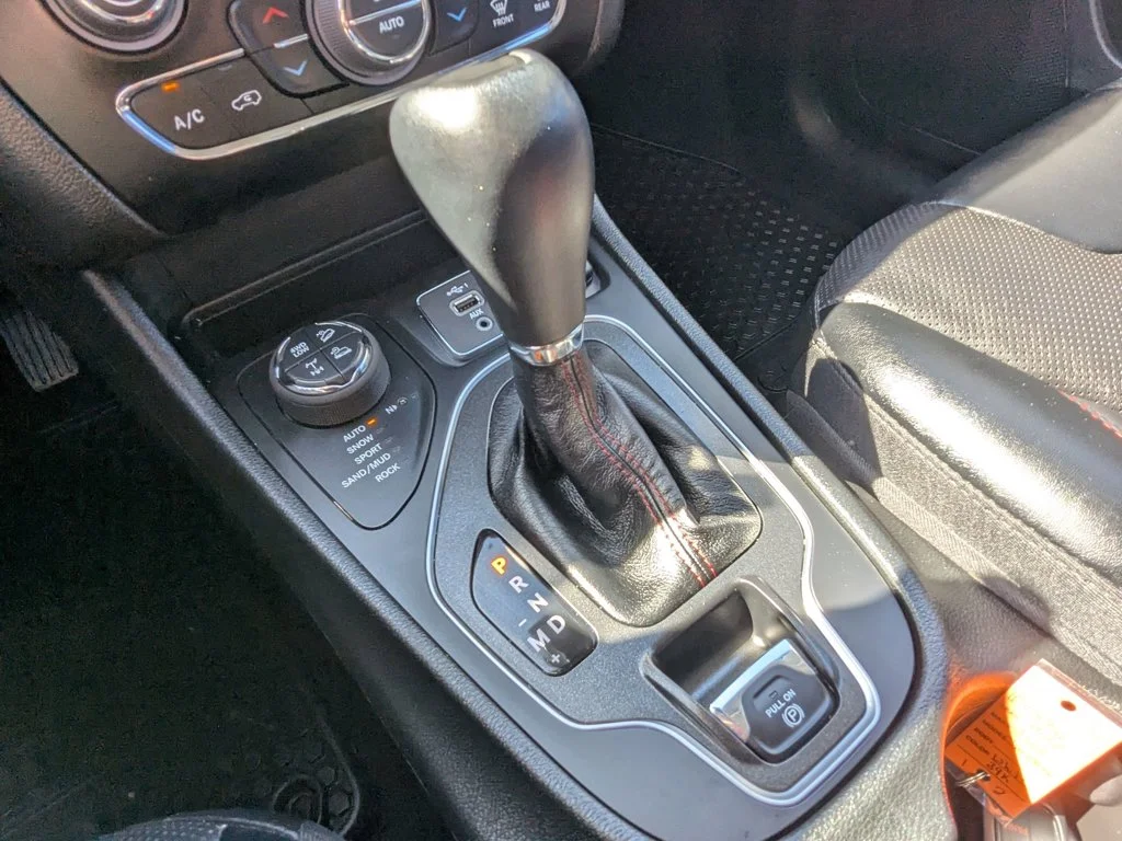 Used 2022 Bright White Clearcoat Jeep Trailhawk image 19