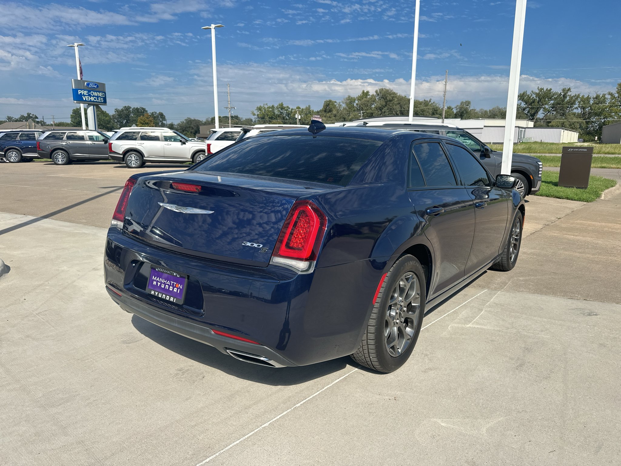 Used 2016 Jazz Blue Pearlcoat Chrysler Base image 10