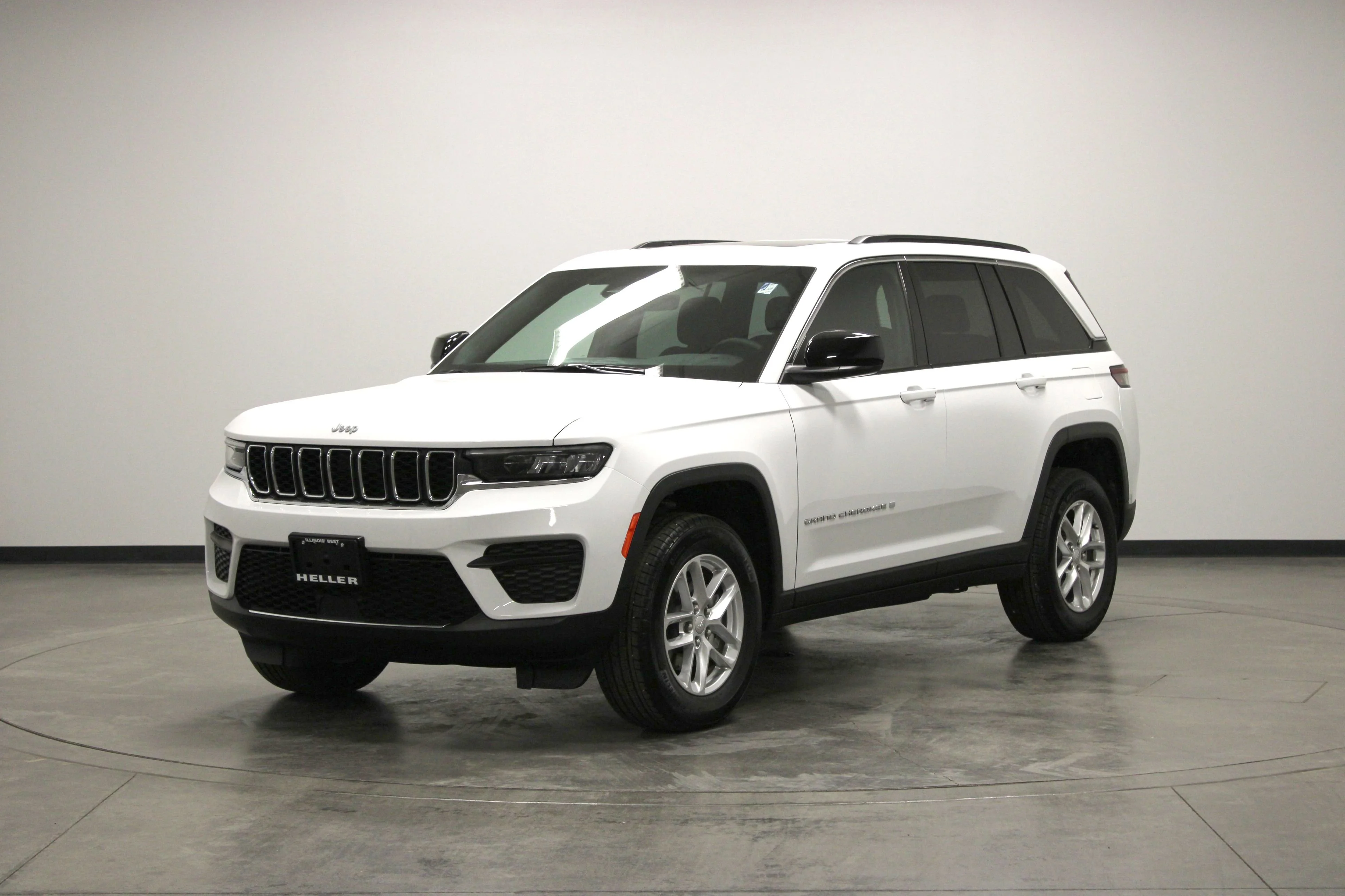 Used 2025 Bright White Clearcoat Jeep Laredo X image 4