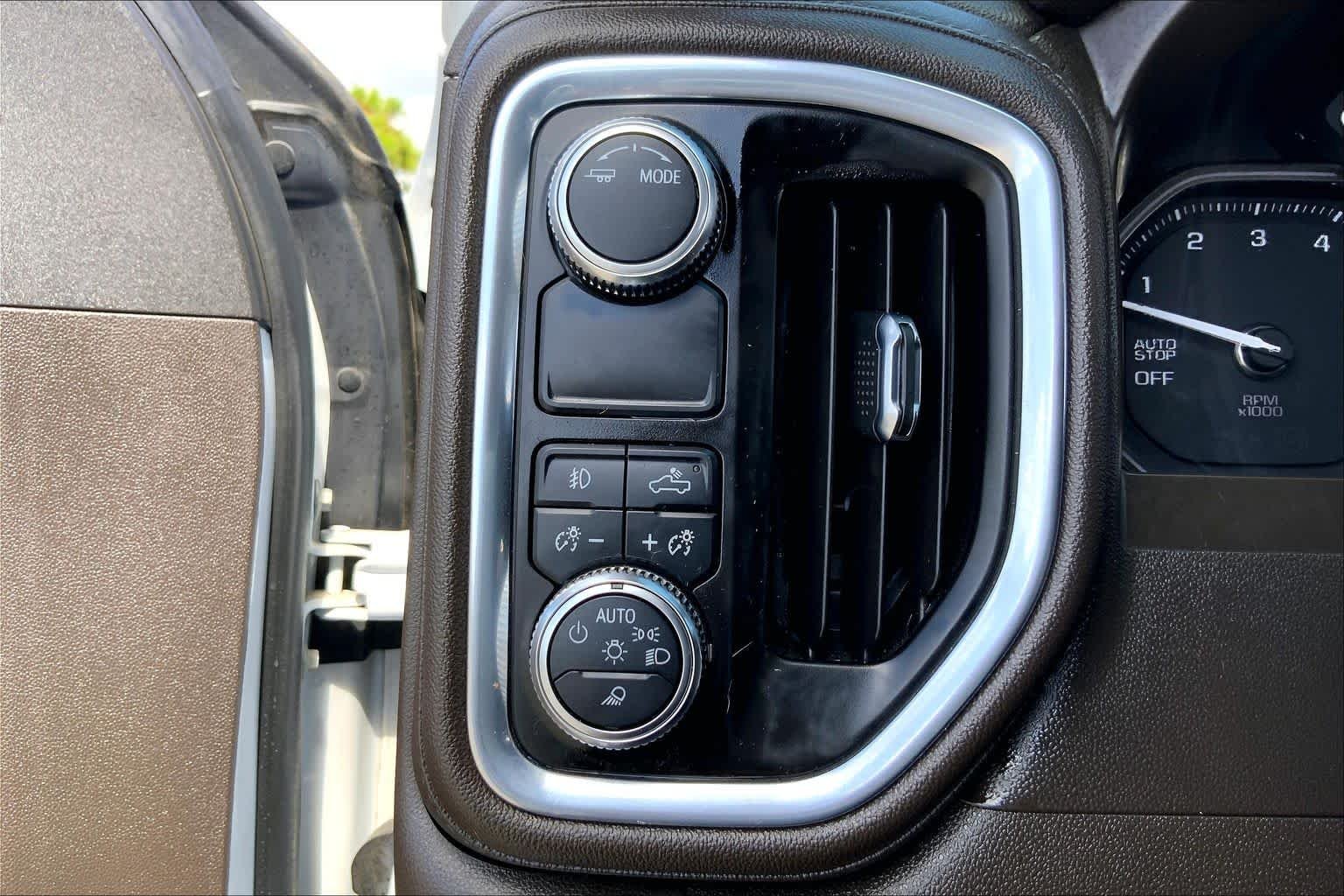 Used 2021 White Frost Tricoat GMC Denali image 33