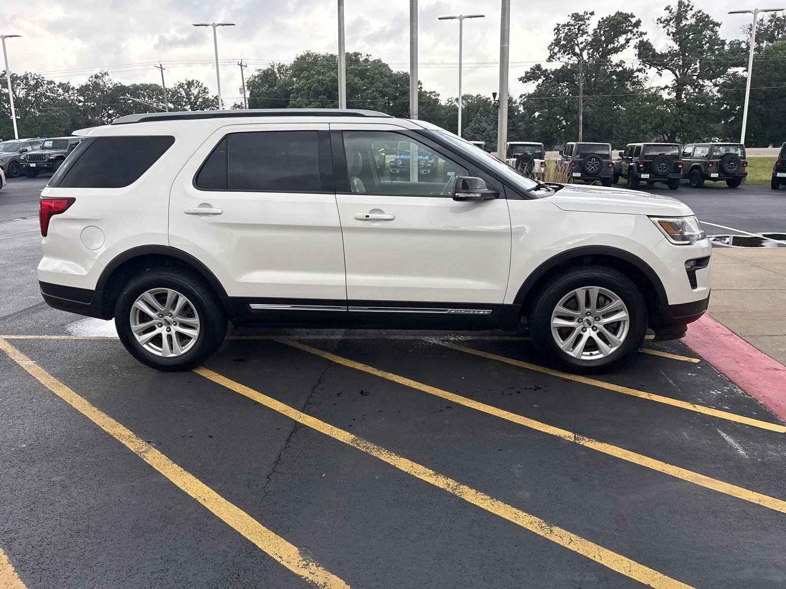 Used 2018 White Platinum Metallic Tri-Coat Ford XLT image 4