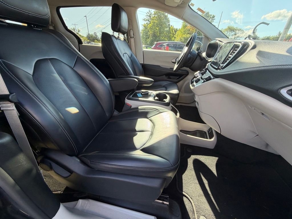 Used 2023 Black Chrysler Touring L image 40