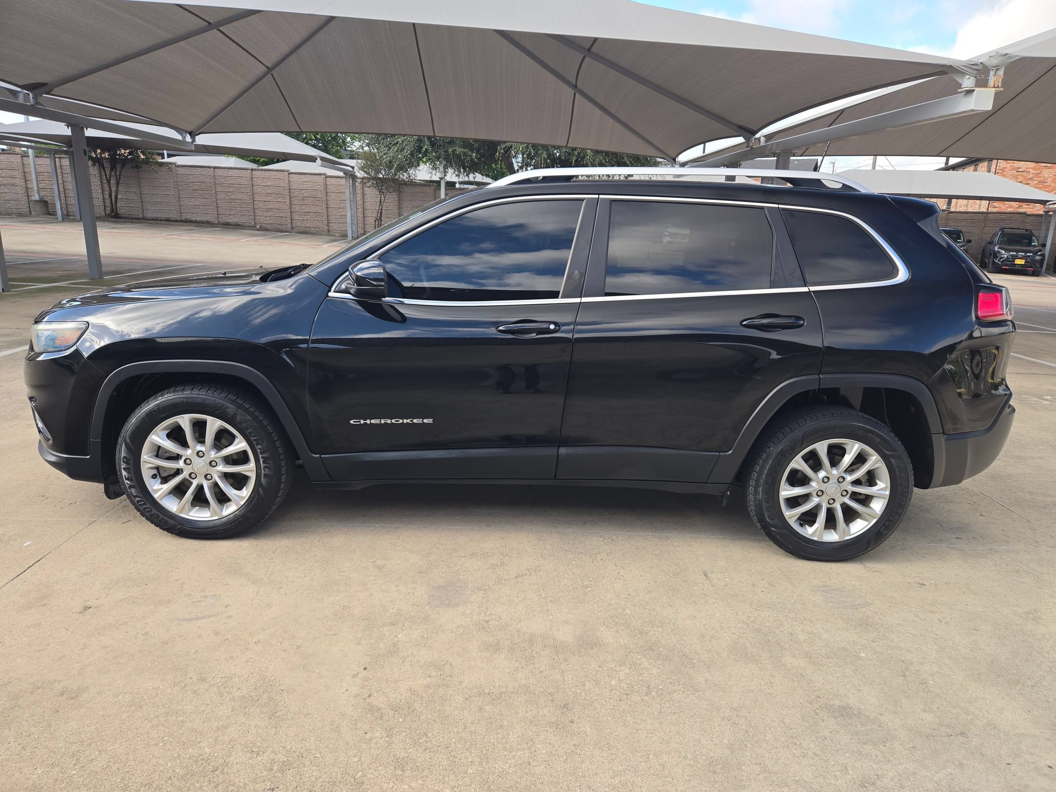 Used 2019 Diamond Black Crystal Pearlcoat Jeep Latitude image 6