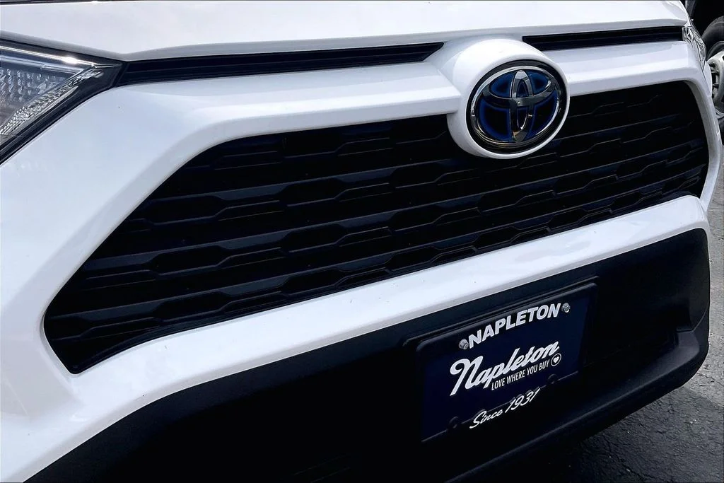 Used 2021 White Toyota XLE image 29