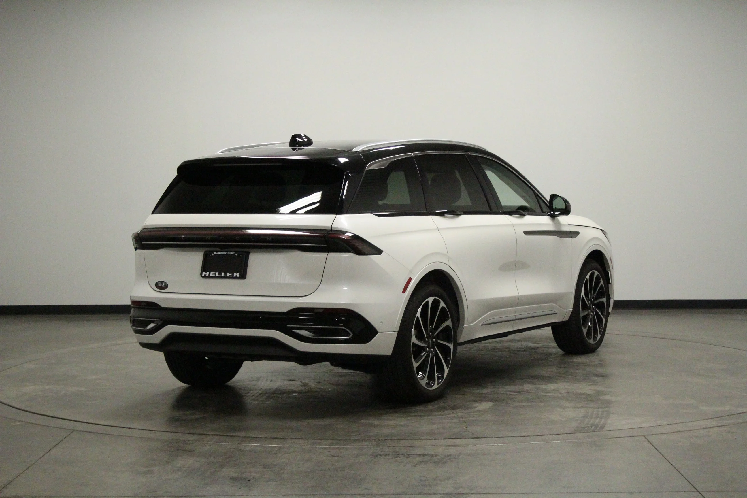 Used 2024 White Platinum Clearcoat Metallic Lincoln Black Label image 8