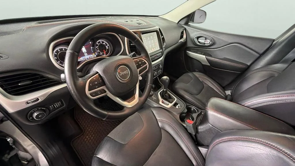 Used 2017 Silver Jeep Trailhawk 4x4 image 18