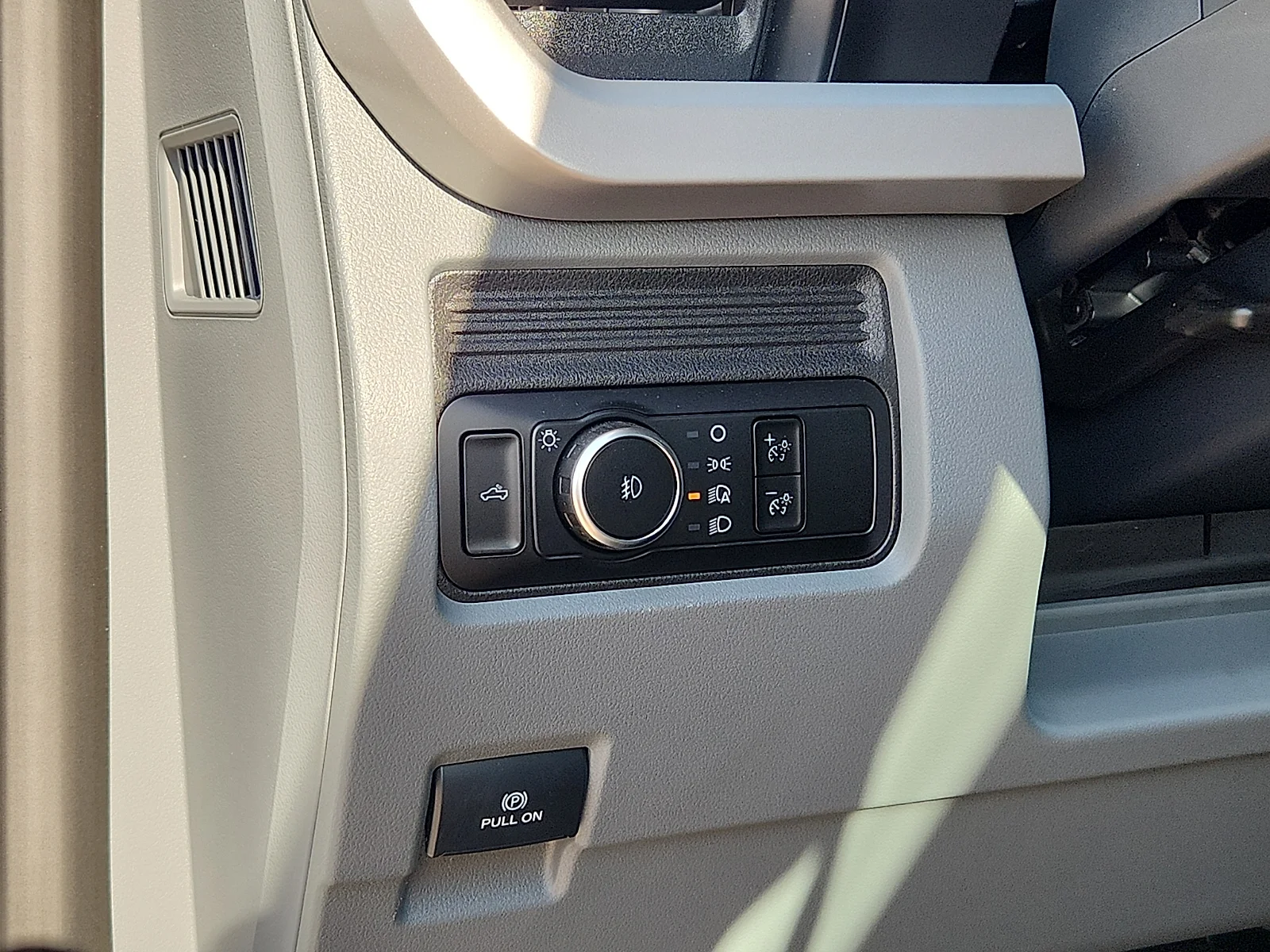 New 2027 Oxford White Ford XL image 16
