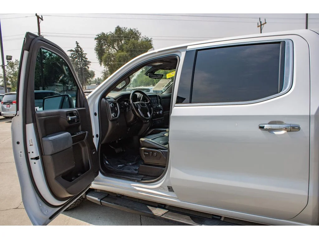 Used 2021 White Frost Tricoat GMC Denali image 27